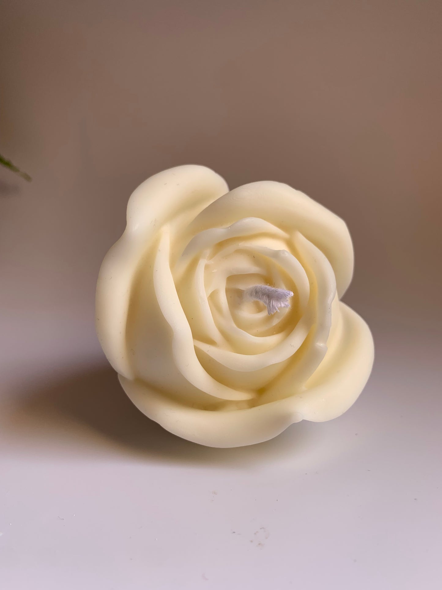 Vela decorativa artesanal de cera de soja – Rosa decorativa de Rosas e Ylang