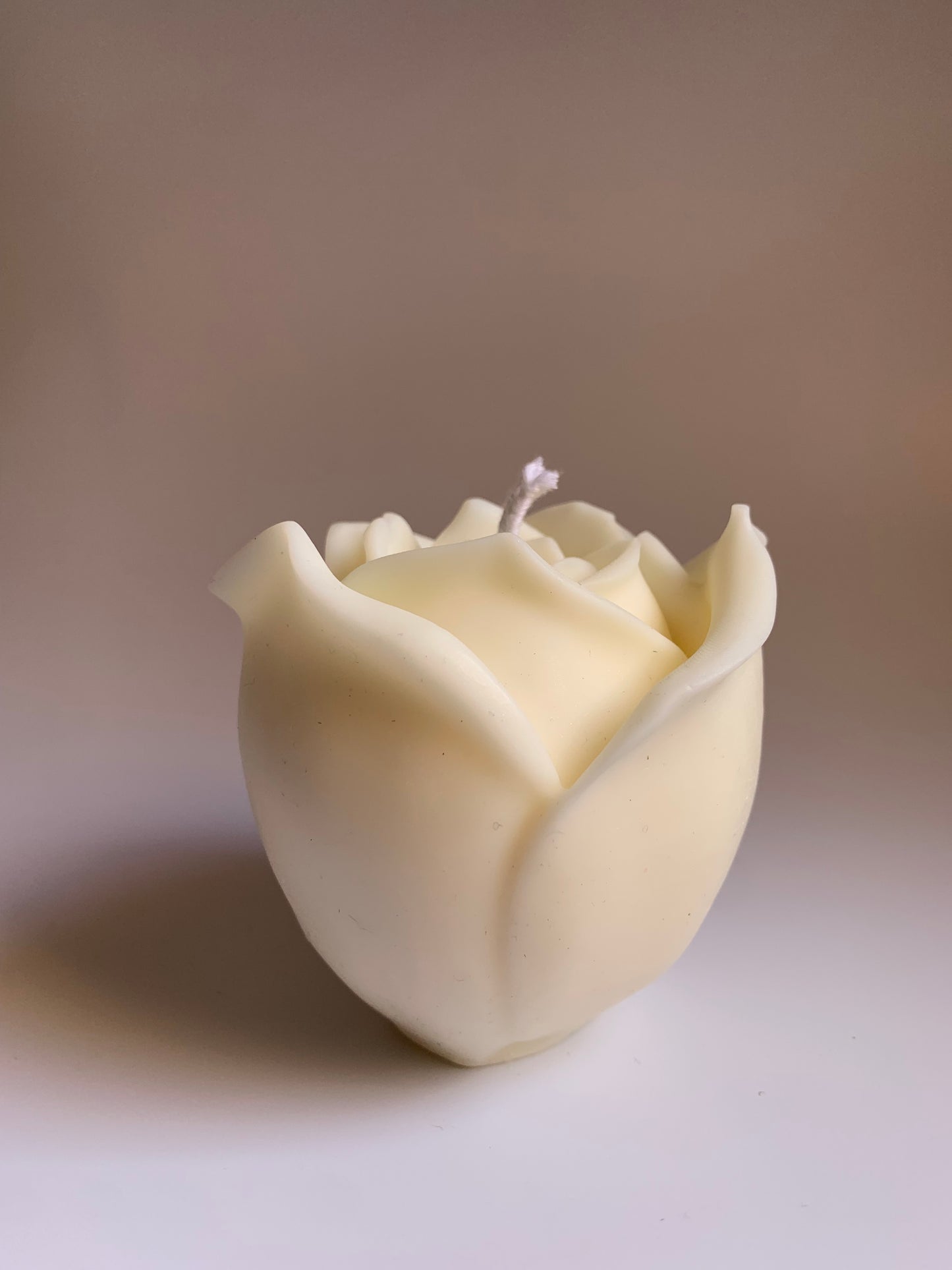 Vela decorativa artesanal de cera de soja – Rosa decorativa de Rosas e Ylang