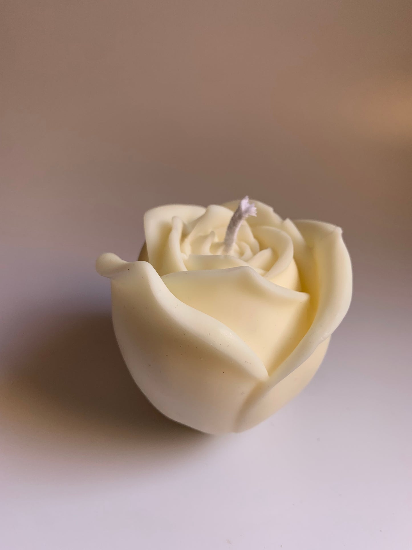 Vela decorativa artesanal de cera de soja – Rosa decorativa de Rosas e Ylang