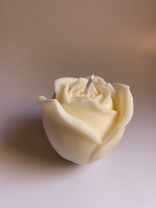Vela decorativa artesanal de cera de soja – Rosa decorativa de Rosas e Ylang