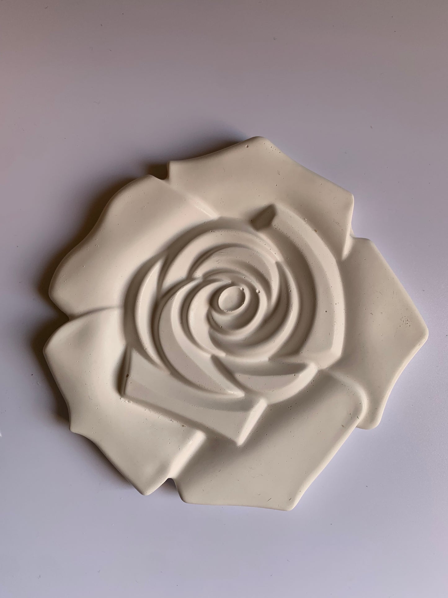 Plato de resina ecológica en forma de rosa – Plato Rosa Aplastada