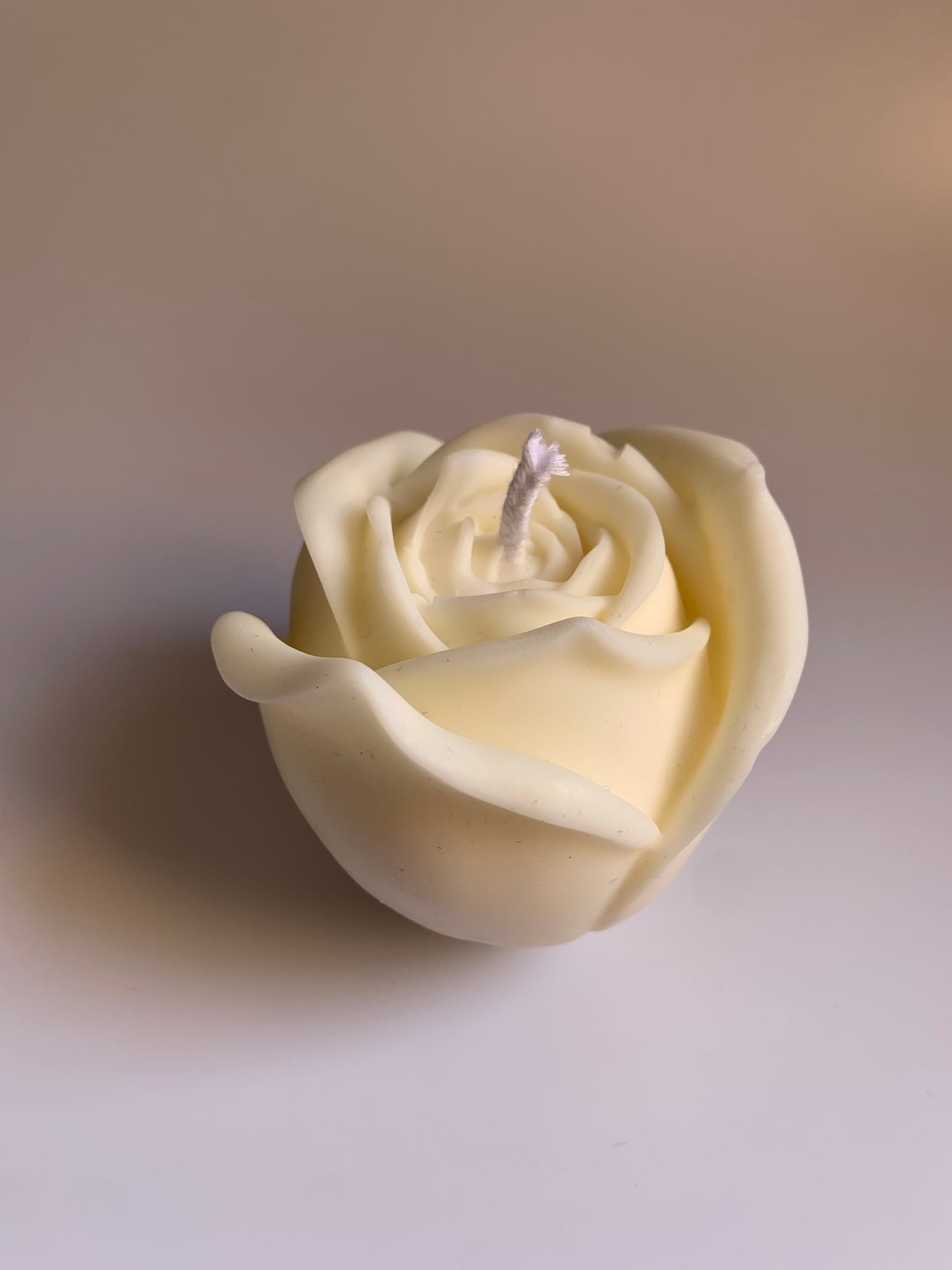 Vela decorativa artesanal de cera de soja – Rosa decorativa de Rosas e Ylang