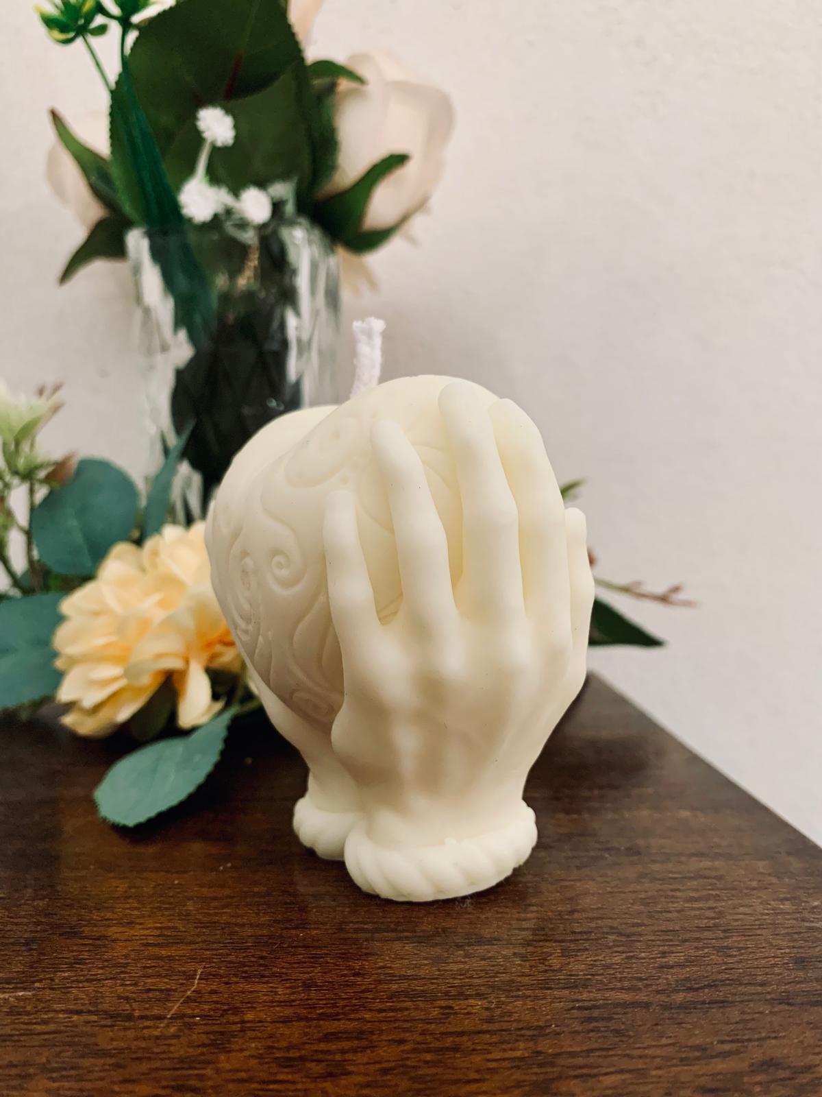 Vela de soja decorativa – manos con corazón